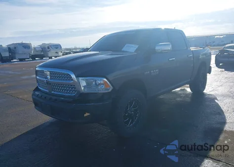 2017 Ram 1500 Laramie 4X4 5'7 Box z USA, uszkodzony, nr VIN 1C6RR7NT7HS689776